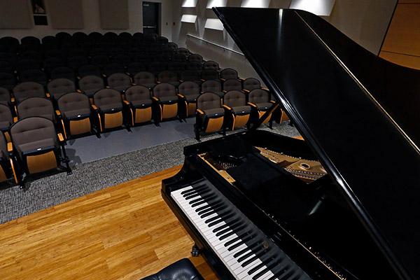 钢琴在空荡荡的独奏厅舞台上的照片