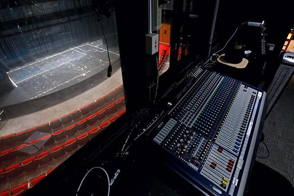 View of the soundboard in the 生产 area of the theatre stage